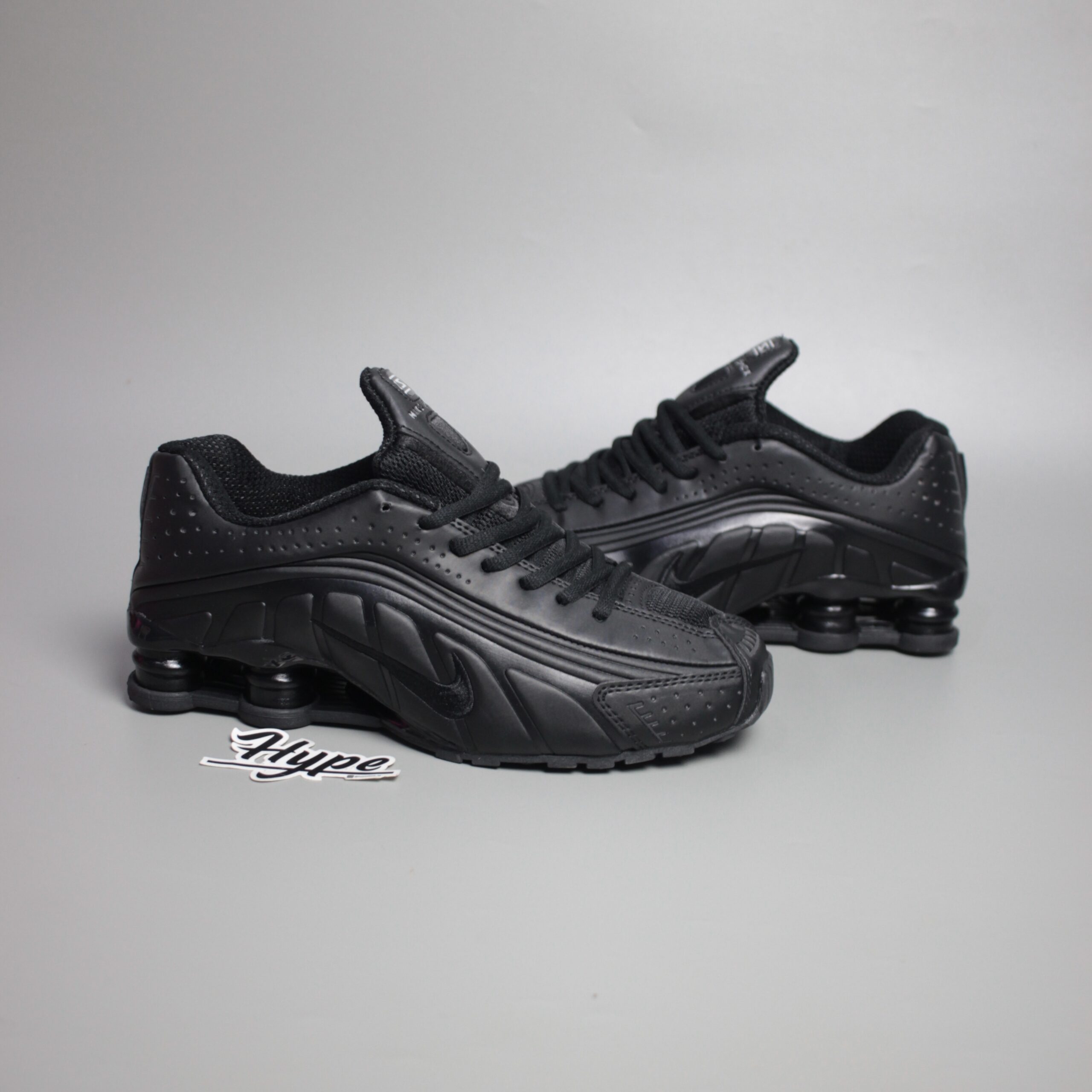 Nike Shox R4 All Black Nike Shox R4 All Black - Image 1